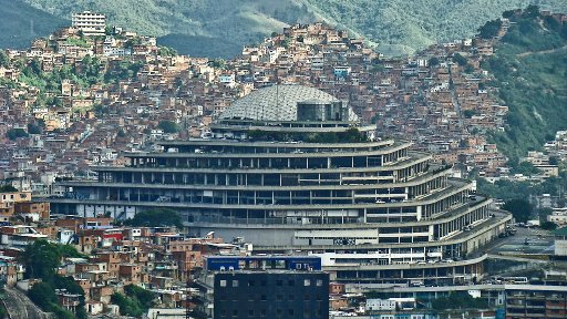 http://mpzga.free.fr/habevol/helicoide_roca_tarpeya_caracas.jpg
